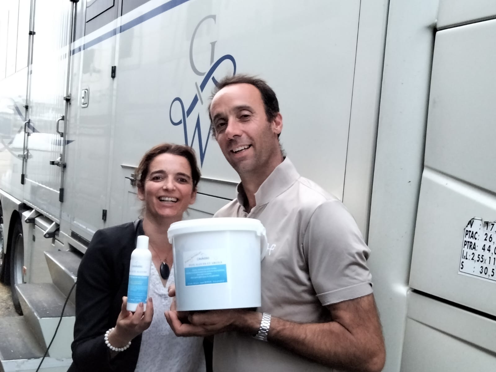 Sylvain Benoit et Chloé Violleau tenat des produits Cavasso au CSIO 5* de La Baule 2023