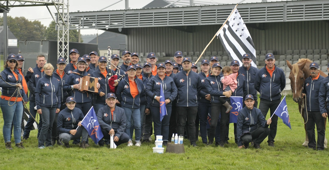 L'équipe Trait Breizh au grand complet à la Route du Luxembourg Belge 2023. Devant l'équipe sont exposés les produits Cavasso donnés en partenariat.