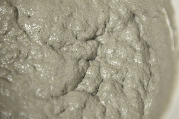 texture de la boue autochauffante Cavasso, une pate grise et mousseuse